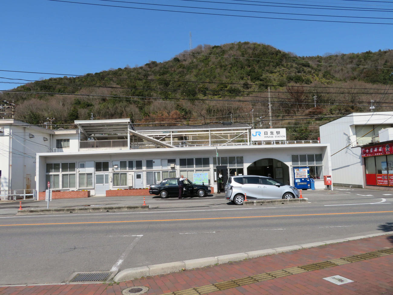 〈8〉日生駅も国鉄らしいコンクリート駅舎を持つ