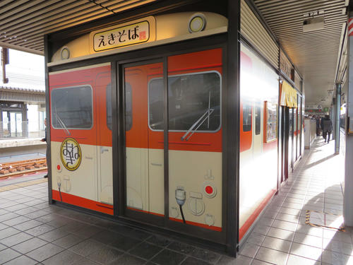 〈1〉店舗が旧国鉄の急行車両となった姫路駅ホーム2えきそば