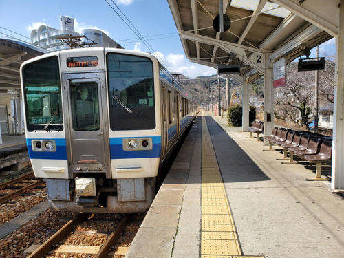 〈12〉今はローカル輸送に入っている213系は、かつて岡山～高松の快速マリンライナーとして活躍した