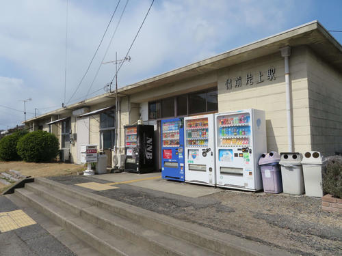 〈3〉住宅のようなコンクリート駅舎が残る備前片上駅