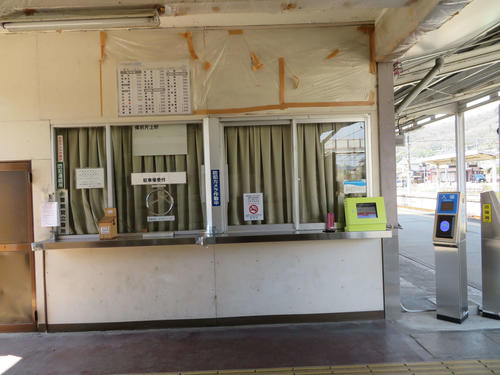 〈6〉備前片上駅の現在の改札口