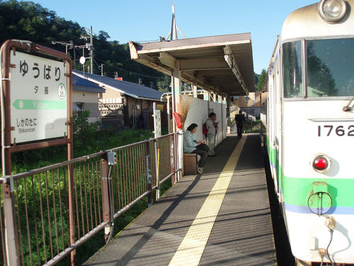 〈6〉夕張駅に停車中のキハ40（2014年8月）。廃線からちょうど1年が経った