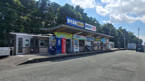 〈8〉駅とバス停がセットになった斬新な構造の熊本電鉄御代志駅