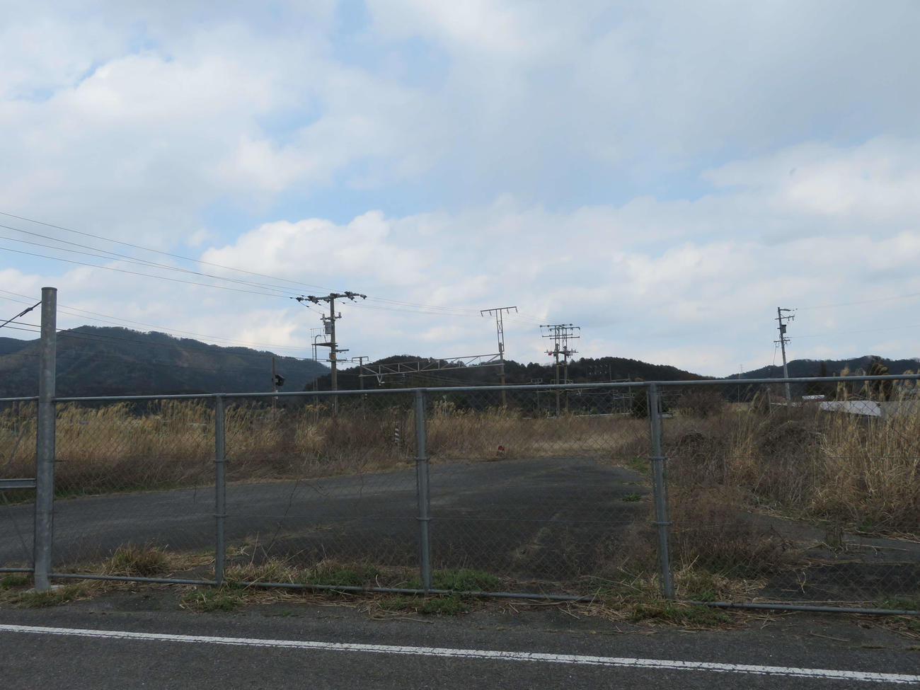 〈3〉かつて駅舎があった場所はフェンスで覆われている