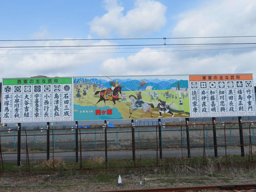 〈11〉関ケ原駅のホームで。鉄道の歴史舞台でもある