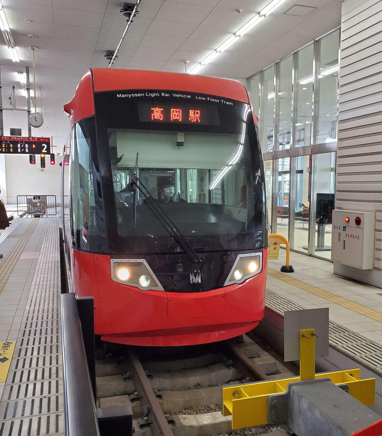 〈1〉高岡駅停留場で折り返す2両編成の新型車両