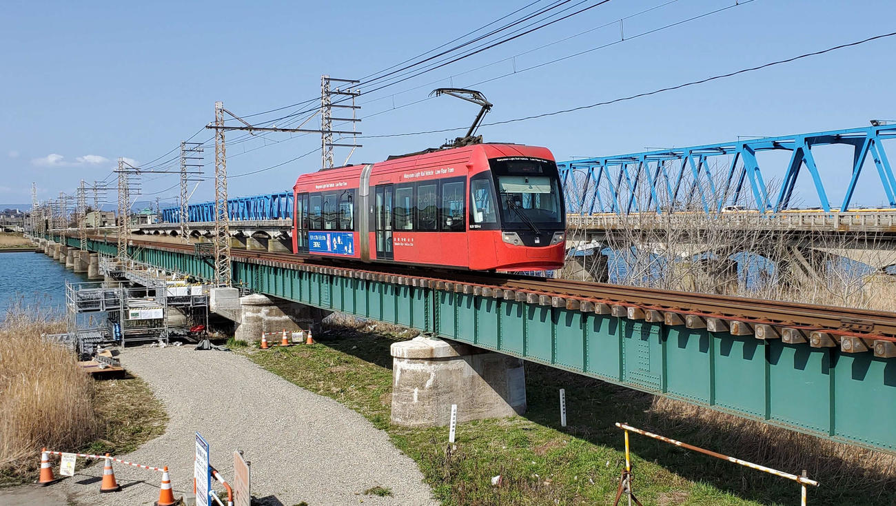 〈2〉鉄橋を渡る2両編成の新型車両