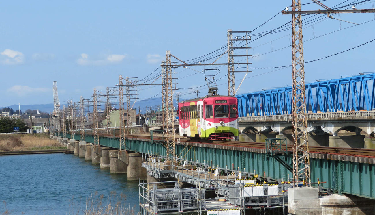 〈3〉昭和時代からの路面電車が鉄橋を渡る