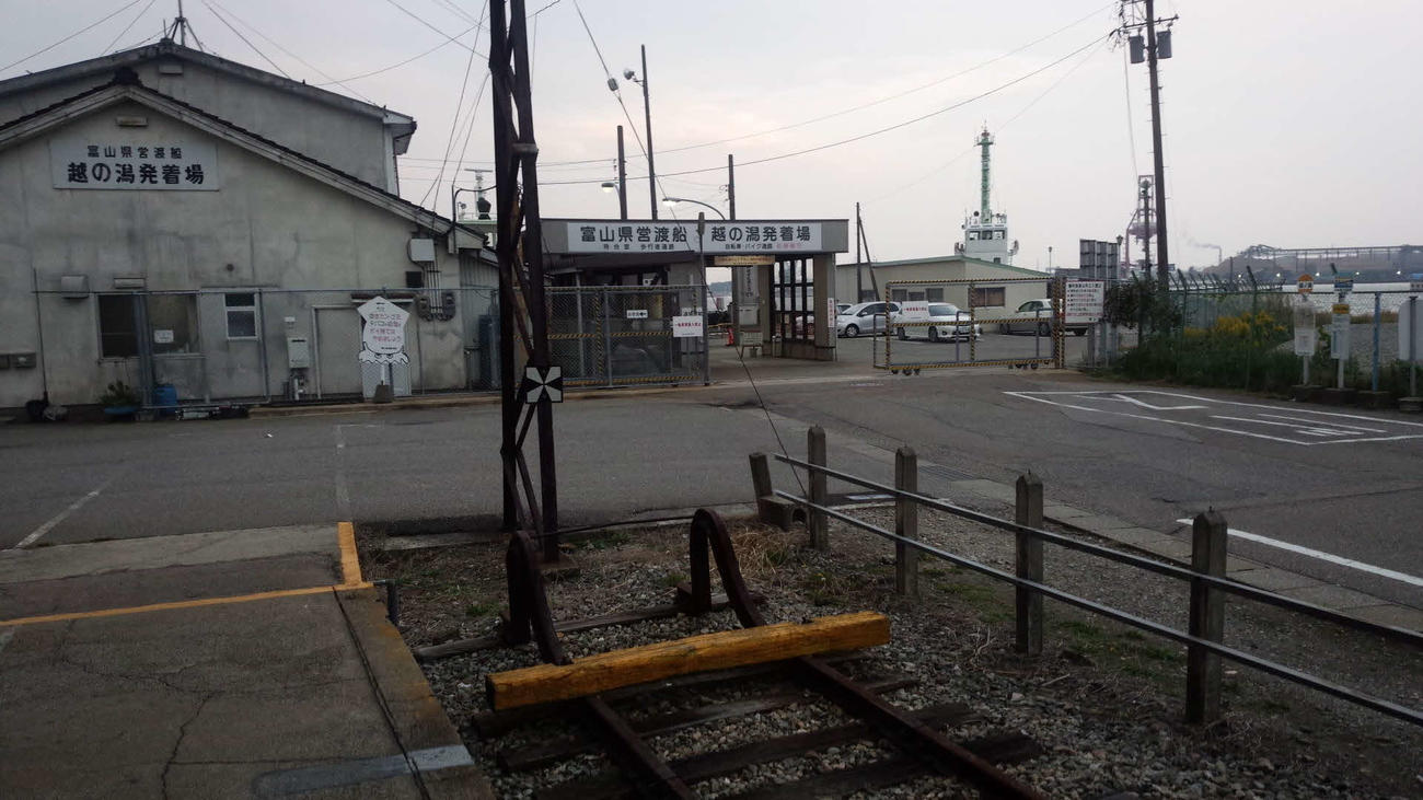 〈6〉越の潟駅を降りると船乗り場がある（2015年10月）
