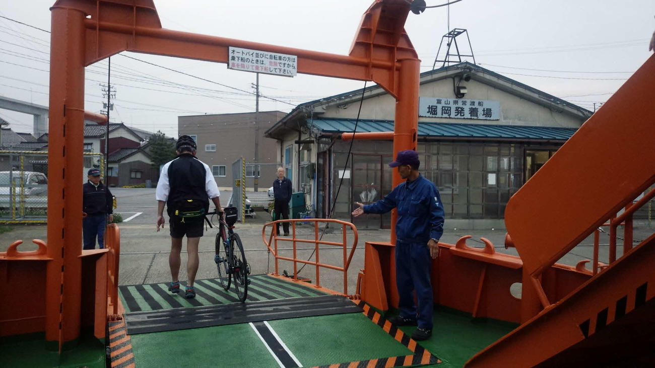 〈8〉約5分で向かいの堀岡発着場に到着する