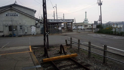 〈6〉越の潟駅を降りると船乗り場がある（2015年10月）