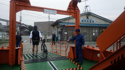 〈8〉約5分で向かいの堀岡発着場に到着する