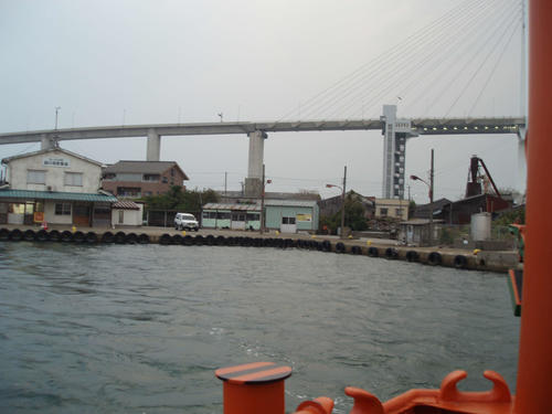 〈9〉船からは新湊大橋の勇姿が見える