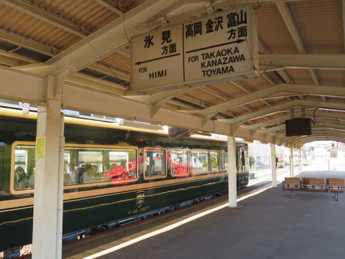 〈11〉明治からの伏木駅。文字体に歴史を感じる