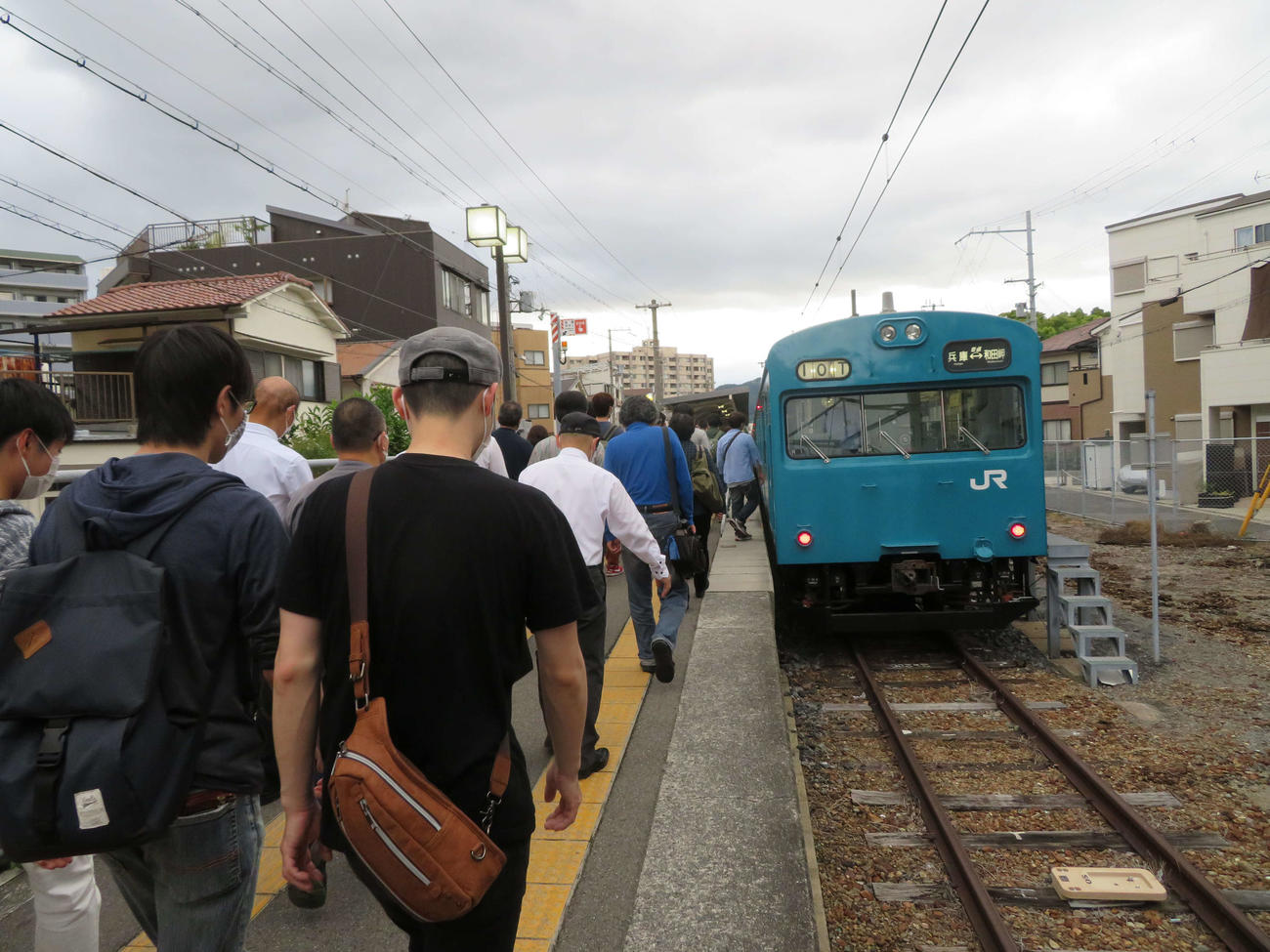 〈4〉夕刻の和田岬駅では多くの乗客が利用する