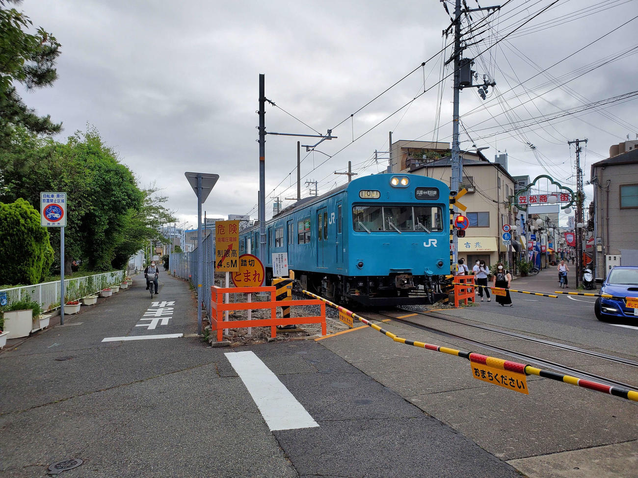 〈9〉和田岬駅近くの踏切を行く103系