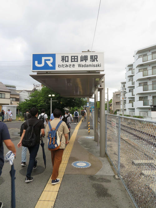 〈7〉かつては駅舎があったが11年前に解体され、改札のない無人駅となっている