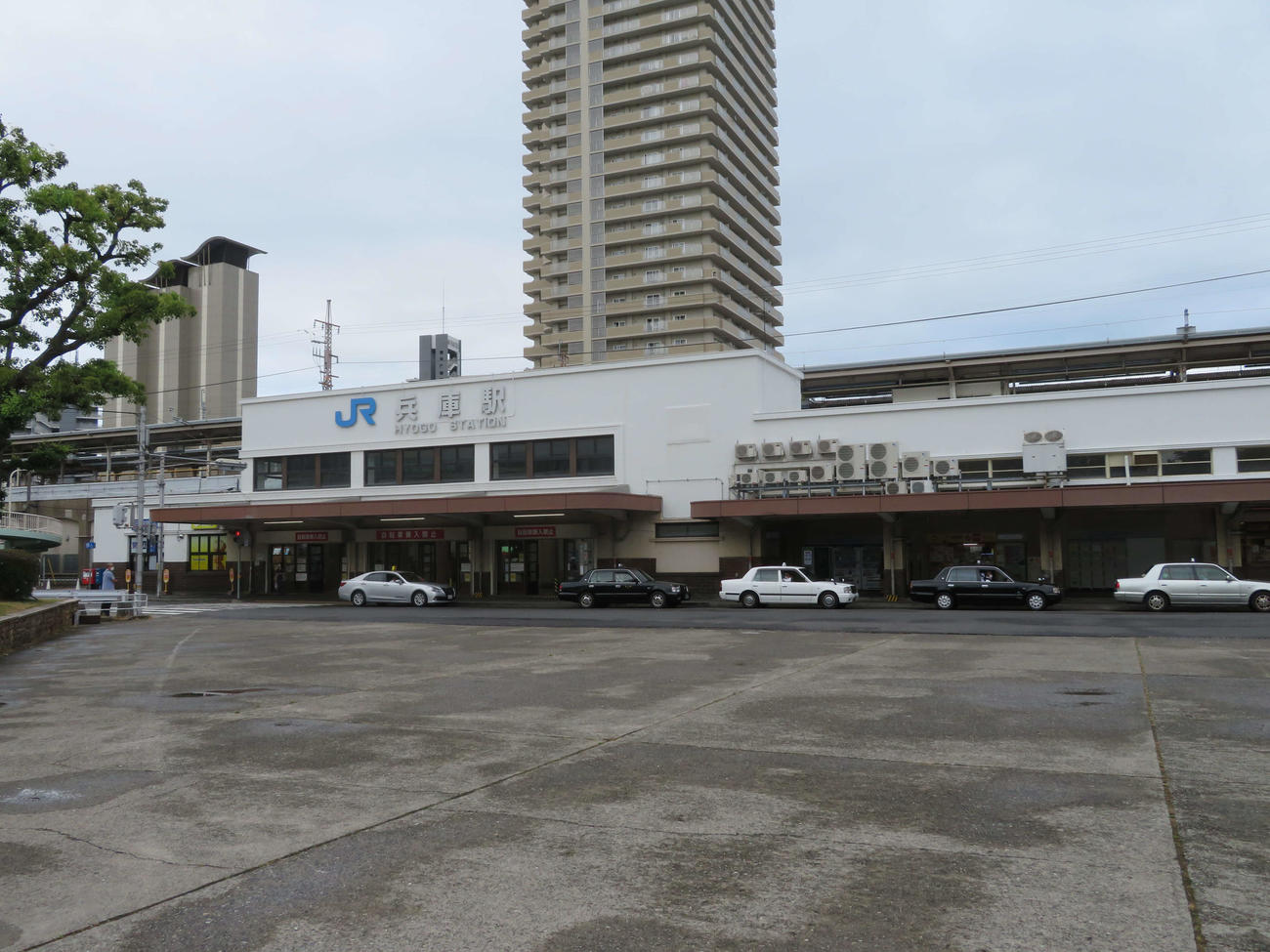 〈1〉和田岬線の起点となる兵庫駅。かつては貨物線路を有し、山陽電車や市電も入るターミナル駅だった