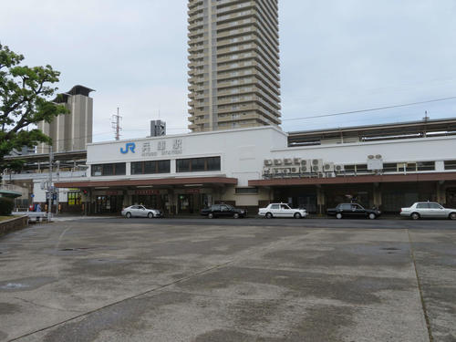 〈1〉和田岬線の起点となる兵庫駅。かつては貨物線路を有し、山陽電車や市電も入るターミナル駅だった