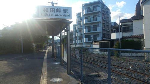 〈11〉夏の夕日を浴びる和田岬駅
