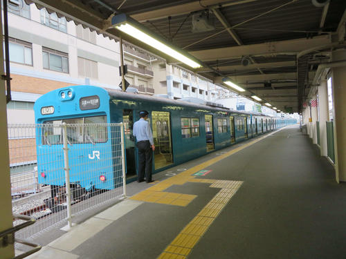 〈2〉兵庫駅で出発を待つ103系