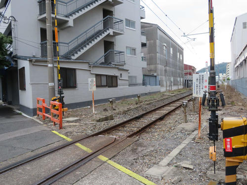 〈4〉線路の向こう側が鐘紡前駅の跡地と推察される