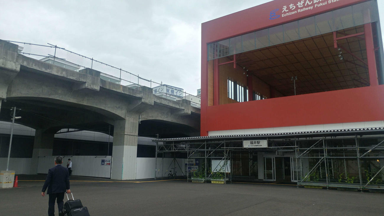 〈10〉昨年6月のえちぜん鉄道福井駅。新幹線の高架は南に延びていた