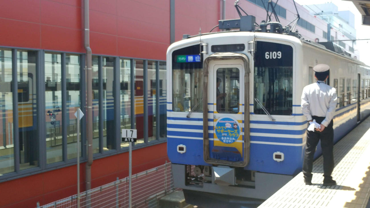 〈3〉完成済みの新駅の横から出発するえちぜん鉄道の車両