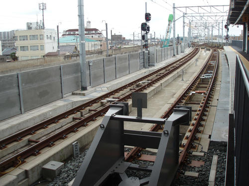 〈13〉分岐駅の福井口は1面3線という変わった構造