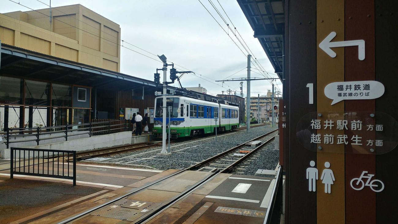 〈11〉相互乗り入れの結点となる田原町駅