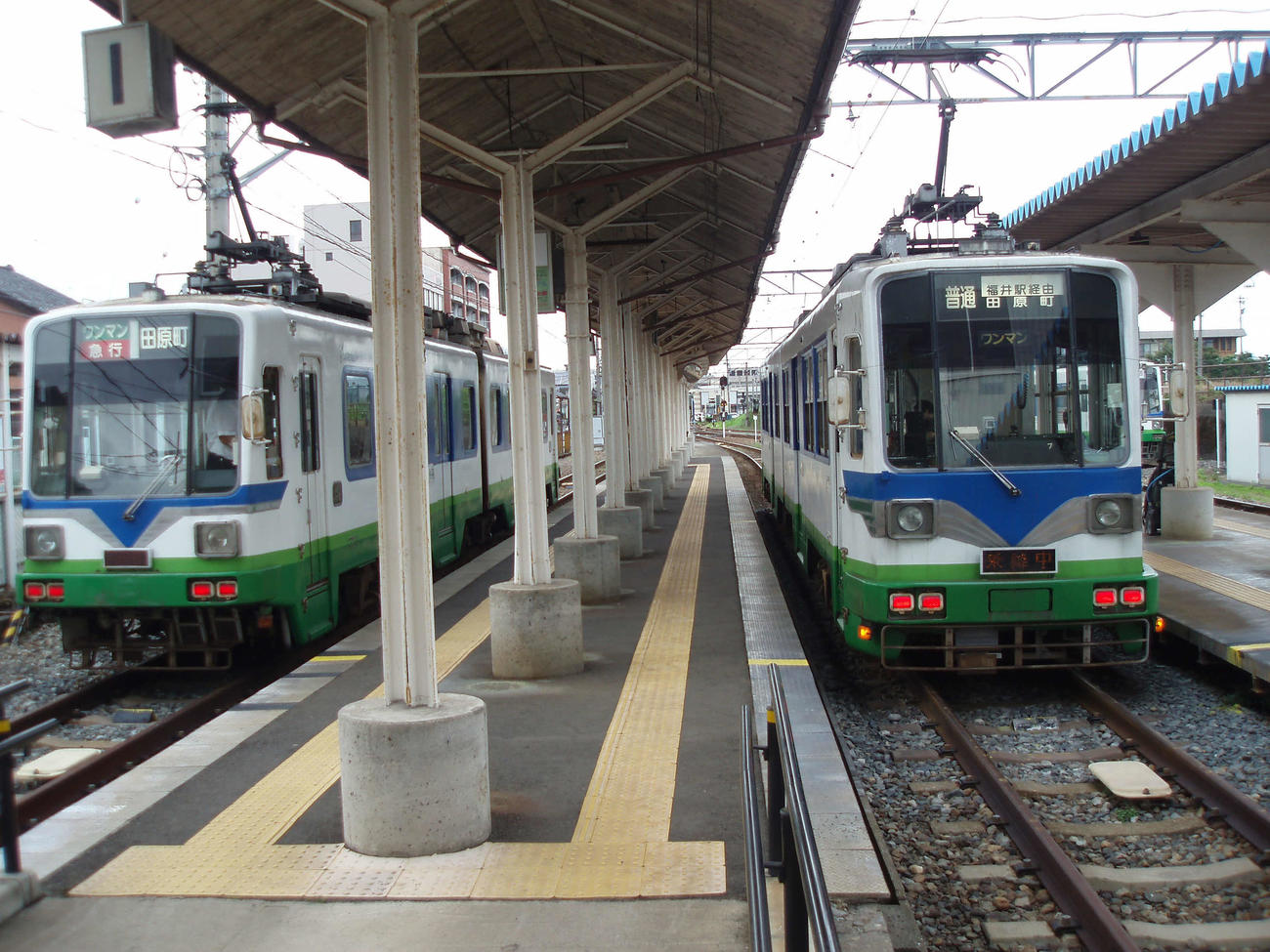 〈15〉越前武生駅に並ぶ福井鉄道の車両