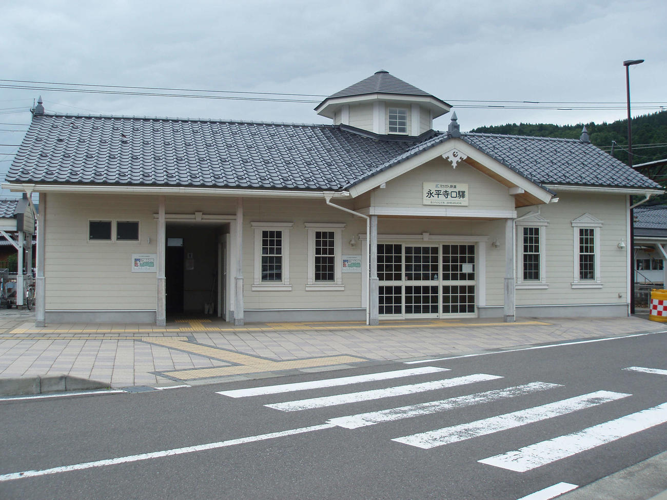 〈5〉駅舎として利用されているのは新駅舎