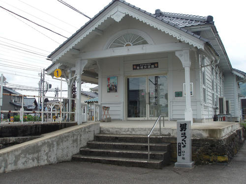 〈4〉旧駅舎はそのまま残されている