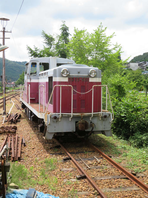 〈5〉ディーゼル機関車のDD13。こちらも動態保存