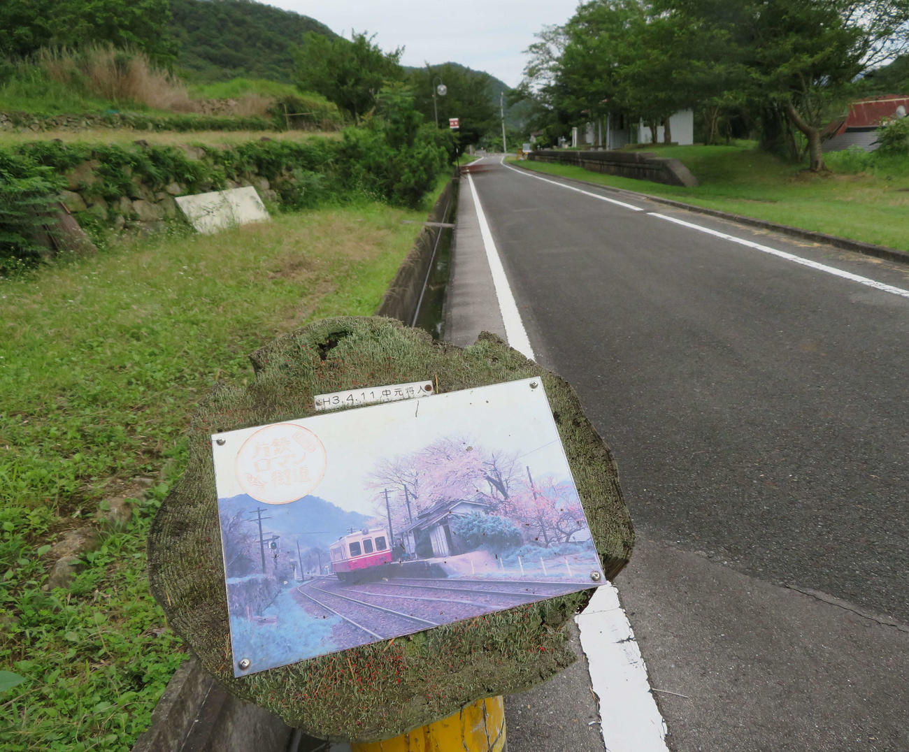 〈7〉天瀬駅跡には、ありし日の写真が掲示されていた