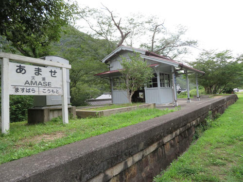 〈8〉天瀬駅のホームと休憩所となった駅舎