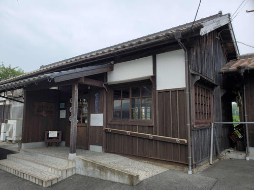 〈1〉105歳の駅舎が残る法華口駅