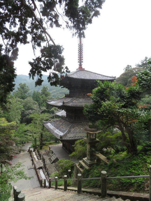 〈5〉階段の途中にある三重塔