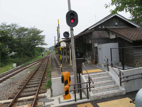 〈13〉新ホームから見た旧ホームと駅舎