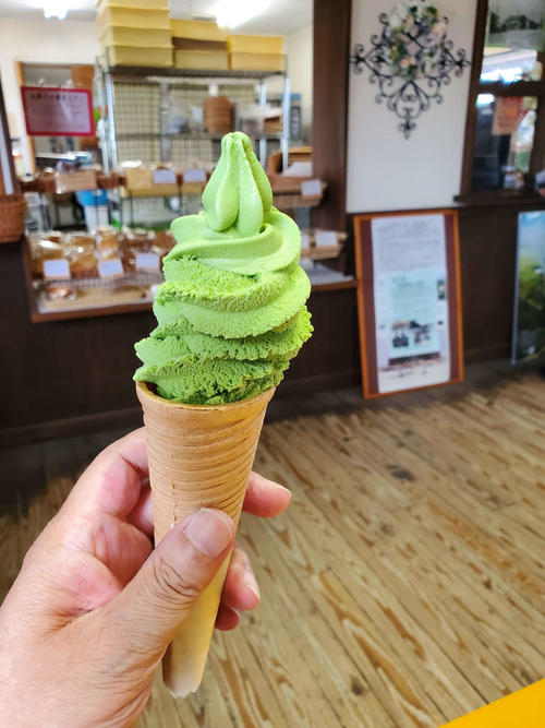 〈14〉法華口駅舎内のパン店でソフトクリームでひと休み