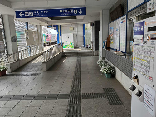 〈18〉北条町駅の構内。北条鉄道で乗車券の発券を行う唯一の駅。各種グッズも発売している
