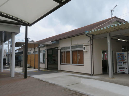 〈11〉福崎の古い駅舎は新駅舎に隠れるように残されている