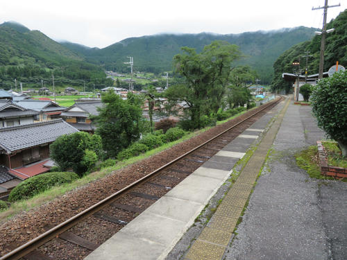 〈15〉ホームからは周囲の町並みを見渡すことができる