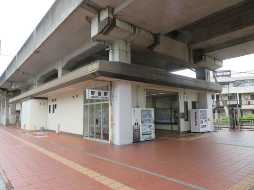 〈4〉高架駅で利用者も多い野里駅
