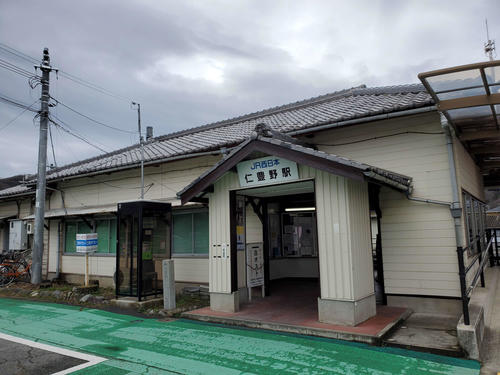〈6〉木造駅舎が残る仁豊野駅（撮影は今年3月）