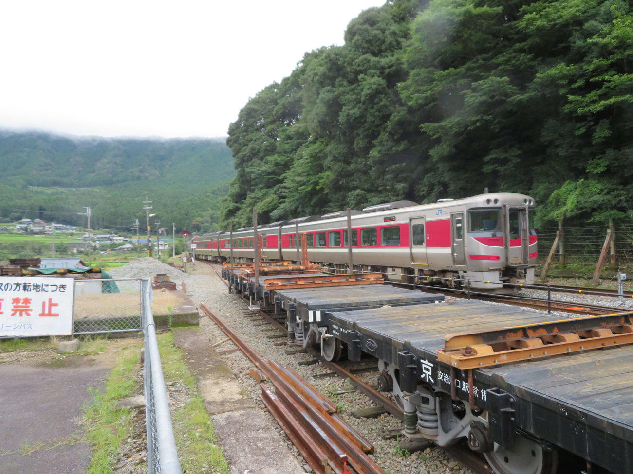 〈1〉長谷駅を通過する特急はまかぜ