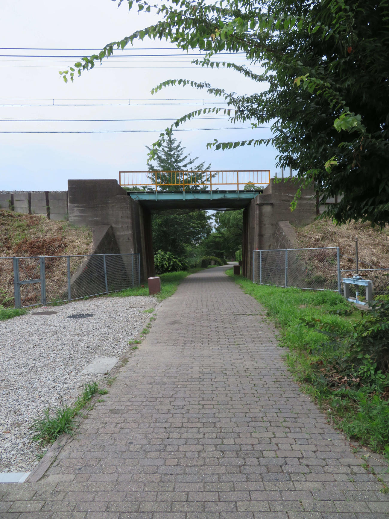 〈12〉線路跡は山陽電鉄の網干線と交差する