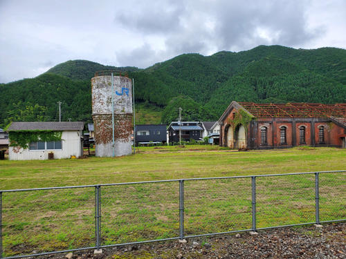 〈9〉和田山駅には給水塔とレンガ車庫が残る