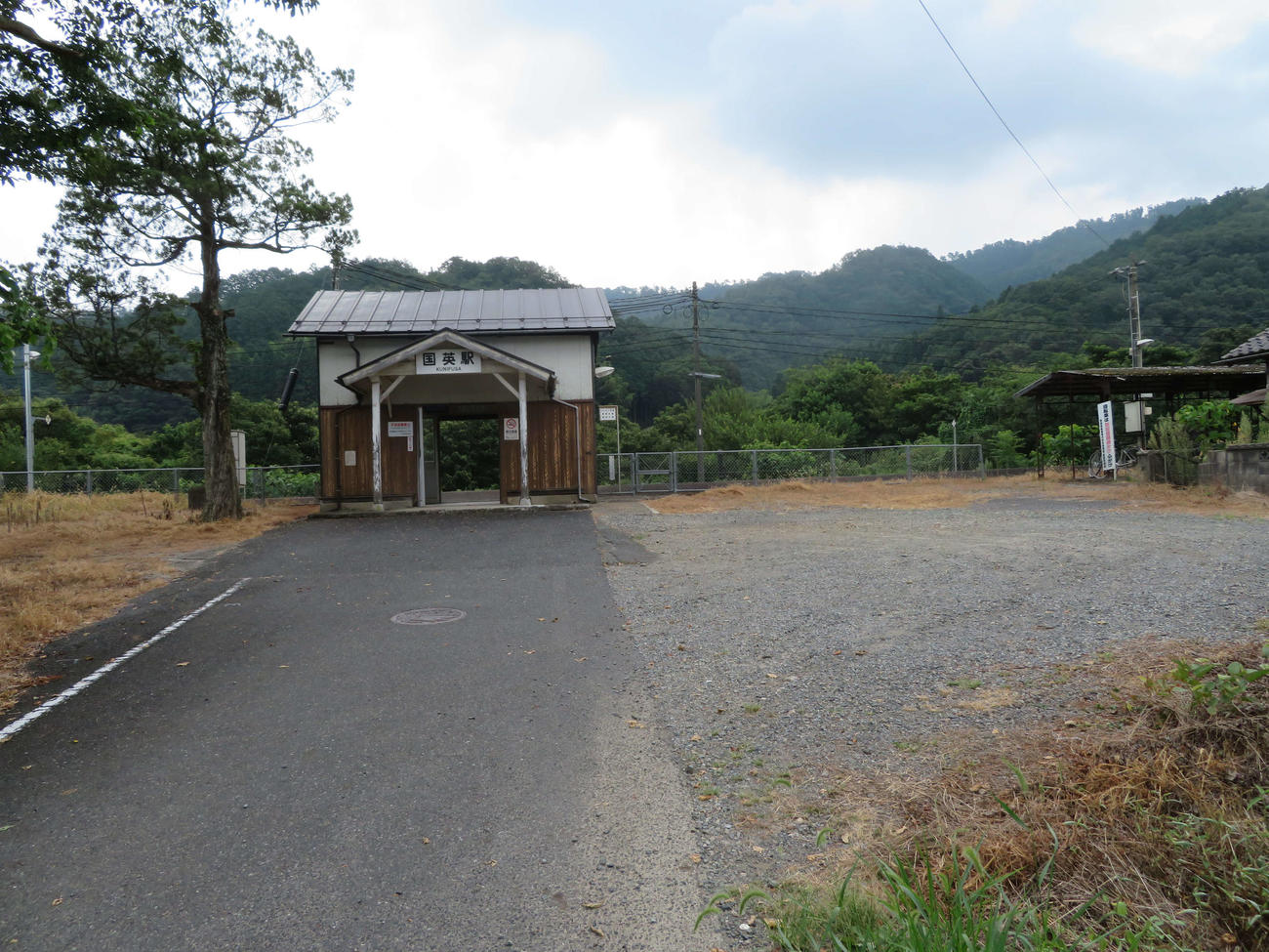 〈12〉ボツンと駅舎の国英駅。右にあるのが自転車置き場で、かつては駅舎がその部分まであったと思われる