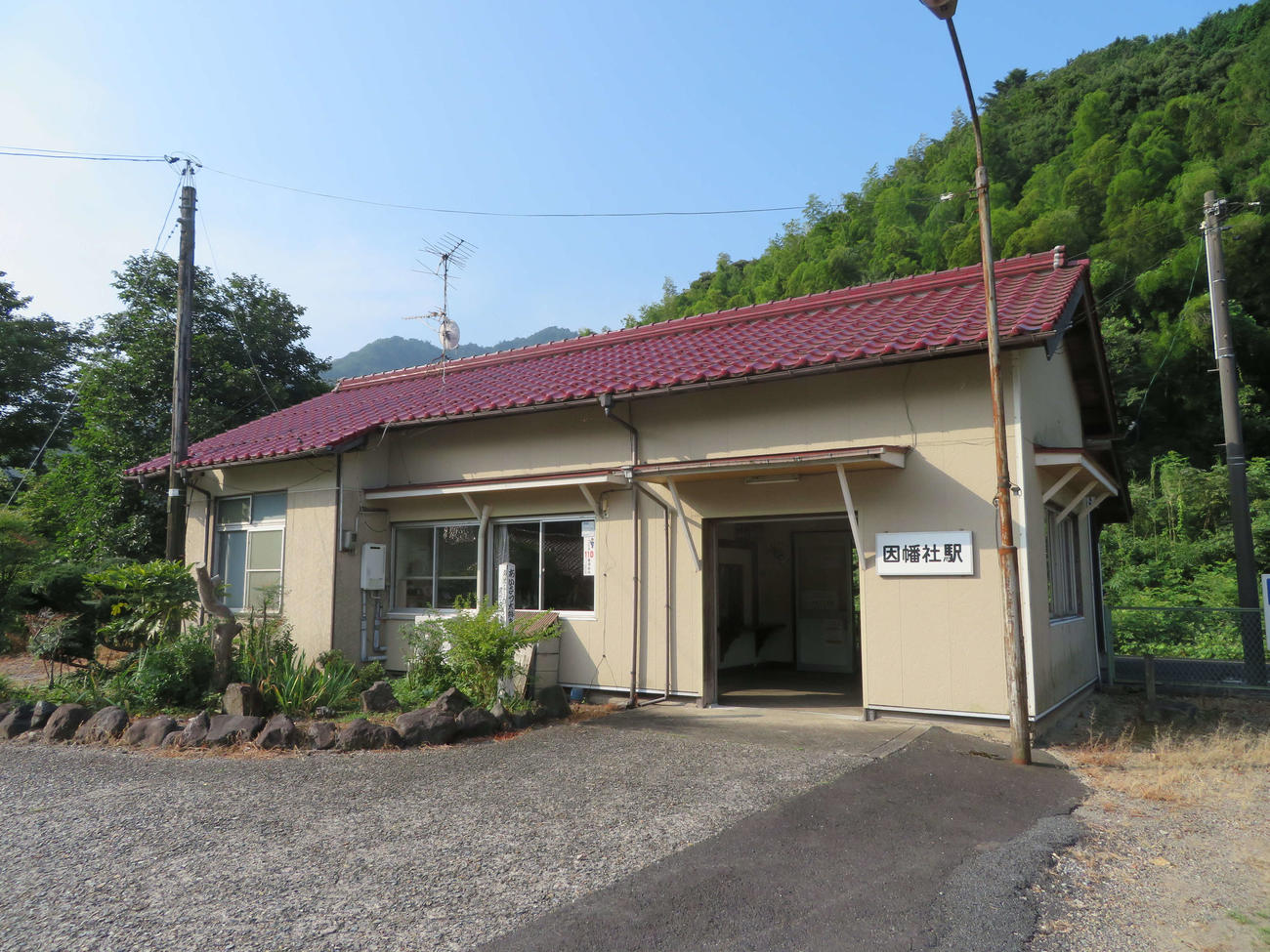 〈4〉因幡社駅には理髪店が入居している